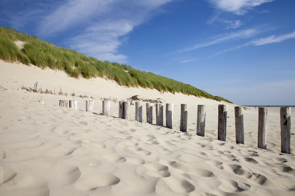 'T Strandhuys En De Vuurtoren, Met Eigen Keuken, Zonnig Terras Nabij Dorp, Duinen En Strand, Incl Verwarmd Binnen Zwembad Hollum  Pokój zdjęcie
