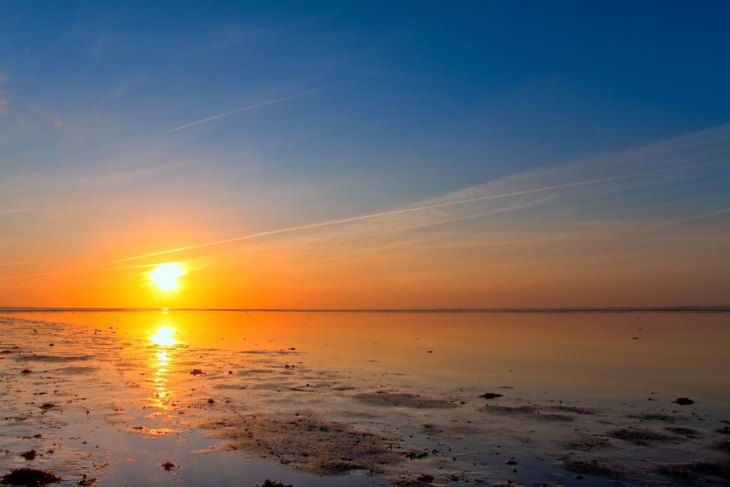 'T Strandhuys En De Vuurtoren, Met Eigen Keuken, Zonnig Terras Nabij Dorp, Duinen En Strand, Incl Verwarmd Binnen Zwembad Hollum  Pokój zdjęcie