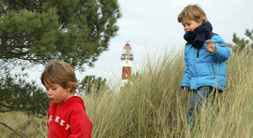 'T Strandhuys En De Vuurtoren, Met Eigen Keuken, Zonnig Terras Nabij Dorp, Duinen En Strand, Incl Verwarmd Binnen Zwembad Hollum  Pokój zdjęcie