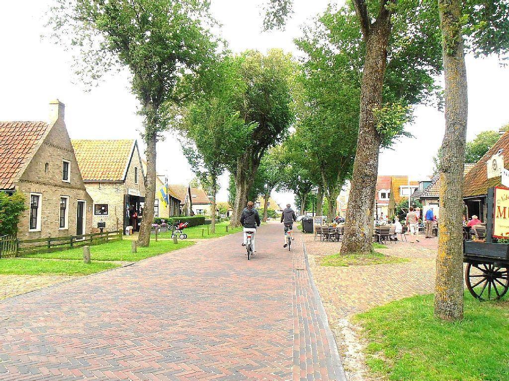 'T Strandhuys En De Vuurtoren, Met Eigen Keuken, Zonnig Terras Nabij Dorp, Duinen En Strand, Incl Verwarmd Binnen Zwembad Hollum  Pokój zdjęcie