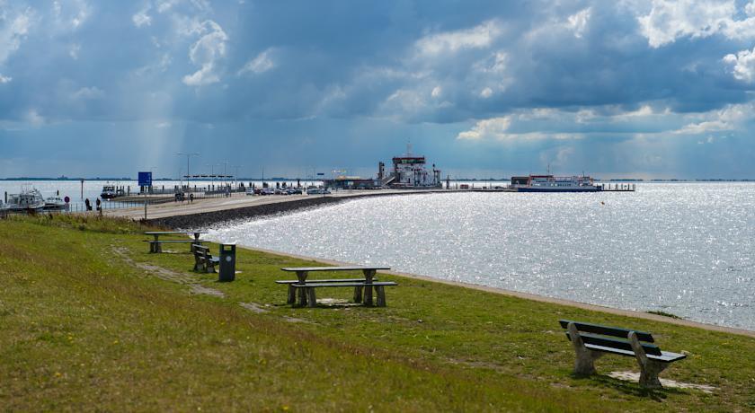 'T Strandhuys En De Vuurtoren, Met Eigen Keuken, Zonnig Terras Nabij Dorp, Duinen En Strand, Incl Verwarmd Binnen Zwembad Hollum  Pokój zdjęcie