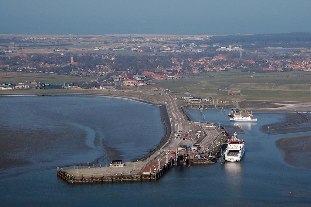 'T Strandhuys En De Vuurtoren, Met Eigen Keuken, Zonnig Terras Nabij Dorp, Duinen En Strand, Incl Verwarmd Binnen Zwembad Hollum  Zewnętrze zdjęcie