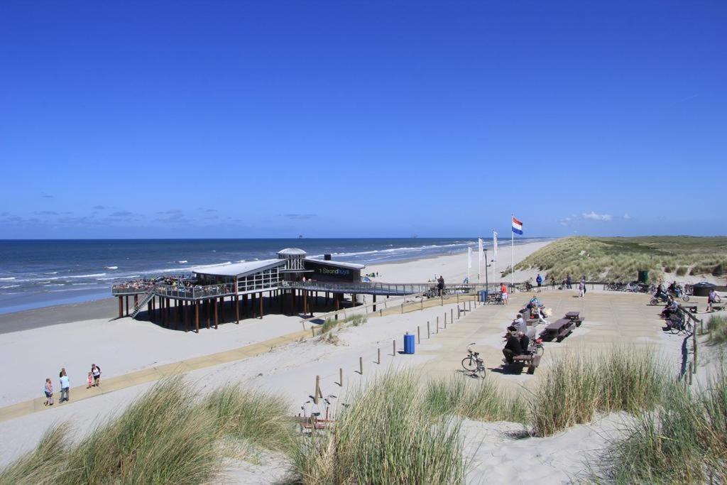 'T Strandhuys En De Vuurtoren, Met Eigen Keuken, Zonnig Terras Nabij Dorp, Duinen En Strand, Incl Verwarmd Binnen Zwembad Hollum  Zewnętrze zdjęcie